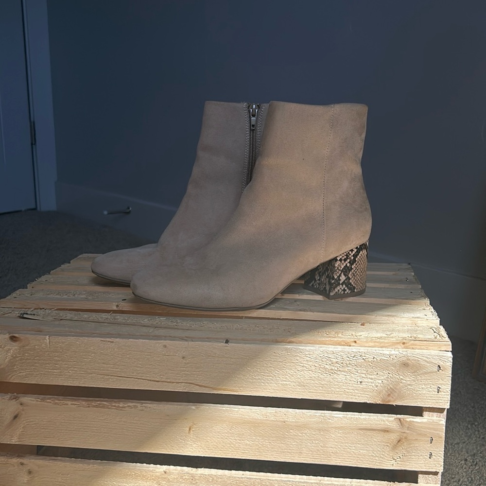 Cream short boot with snake skin heel